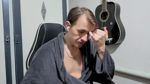 Snapshot of dimastyzzz chatting on 01-24-25, 04:17 Dimetriusen online show from 01-24-25, 04:17