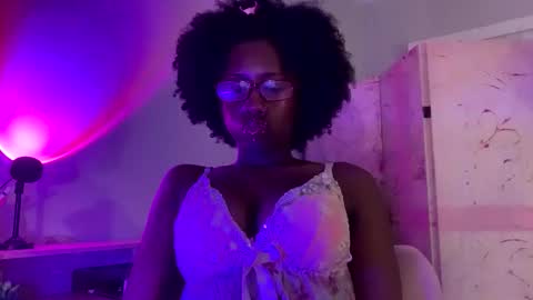 Snapshot of dimedoll33 chatting on 10-30-25, 04:03 black american princess online show from 10-30-25, 04:03