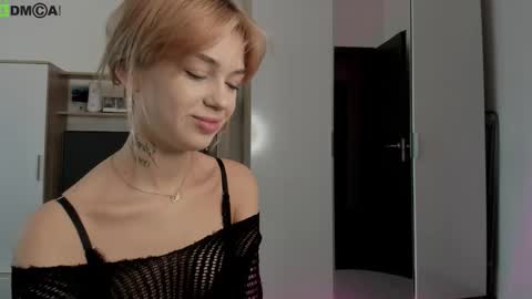 Snapshot of din_star chatting on 10-19-25, 08:04 Dina online show from 10-19-25, 08:04