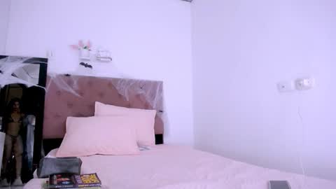 Snapshot of dina_mcry chatting on 10-13-25, 07:36 DINA online show from 10-13-25, 07:36