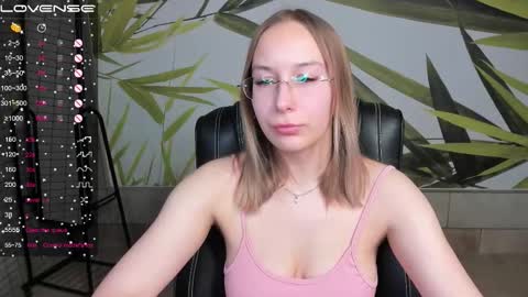 Snapshot of dina_sunshine chatting on 03-08-26, 12:52 Dina online show from 03-08-26, 12:52