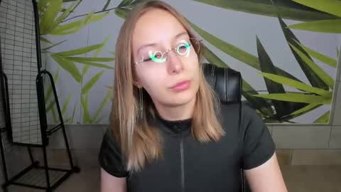 Snapshot of dina_sunshine chatting on 03-16-26, 12:53 Dina online show from 03-16-26, 12:53