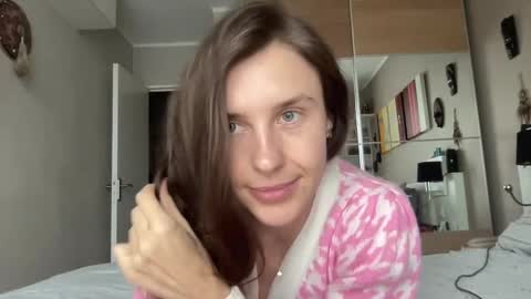 Snapshot of divine_beauty_girl chatting on 02-06-25, 12:37 Valerie online show from 02-06-25, 12:37