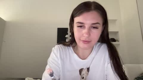 Snapshot of divine_beauty_girl chatting on 03-07-25, 11:40 Valerie online show from 03-07-25, 11:40
