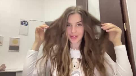 Snapshot of divine_beauty_girl chatting on 03-08-25, 05:33 Valerie online show from 03-08-25, 05:33