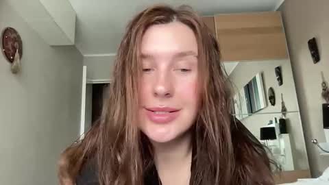 Snapshot of divine_beauty_girl chatting on 10-21-25, 10:27 Valerie online show from 10-21-25, 10:27