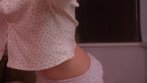 Snapshot of divine_lights chatting on 09-25-25, 08:56 Eva and Lucia online show from 09-25-25, 08:56