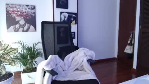 Snapshot of divineisis chatting on 10-31-25, 12:50 Hera online show from 10-31-25, 12:50