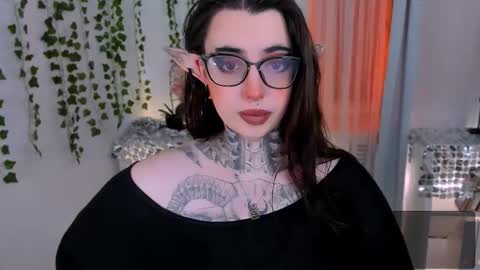 dixipixi_ online show from 12-19-25, 05:36