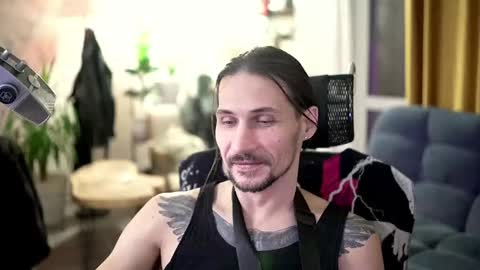 Snapshot of dl_raven chatting on 11-13-25, 05:12 Silverhand online show from 11-13-25, 05:12