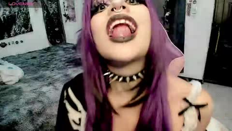 Snapshot of dolly_bones chatting on 06-07-26, 07:45 dolly_bones online show from 06-07-26, 07:45