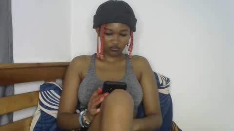 Snapshot of dollyplum chatting on 10-08-25, 08:23 Cushey online show from 10-08-25, 08:23