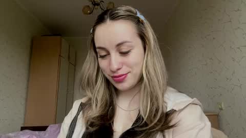 Mia online show from 05-13-26, 07:28