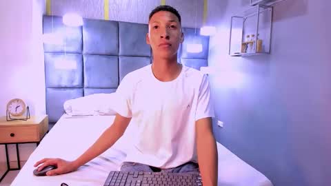 Domminick18 online show from 11-01-25, 07:38