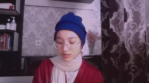 Mia online show from 10-08-25, 10:57