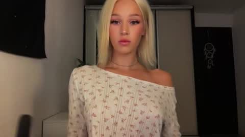Snapshot of doublesees chatting on 06-14-26, 01:24 MOLLYYYY dont forget to give me a thumb up online show from 06-14-26, 01:24