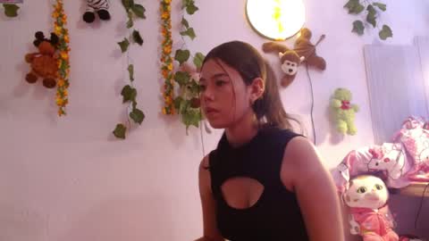 Snapshot of draculaura_x chatting on 04-21-26, 11:29 Laura online show from 04-21-26, 11:29