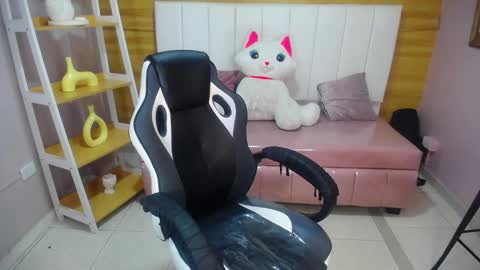 Draviana  online show from 10-19-25, 03:07