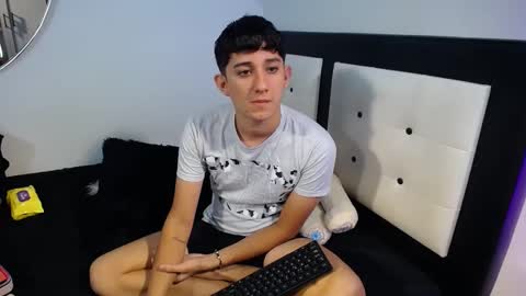 Snapshot of dravith_and_valery chatting on 09-23-25, 10:35 -- nicolle and jhon -- online show from 09-23-25, 10:35