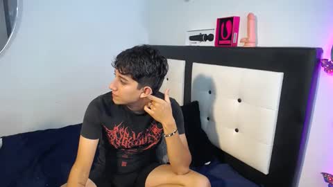 Snapshot of dravith_and_valery chatting on 10-03-25, 01:02 -- nicolle and jhon -- online show from 10-03-25, 01:02