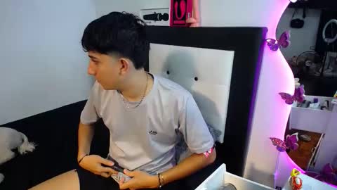 Snapshot of dravith_and_valery chatting on 10-11-25, 11:20 -- nicolle and jhon -- online show from 10-11-25, 11:20