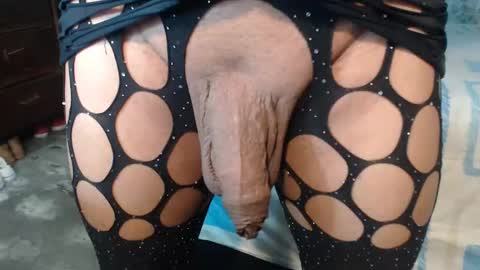 Snapshot of dream_real chatting on 10-15-25, 12:11 dreamreal online show from 10-15-25, 12:11