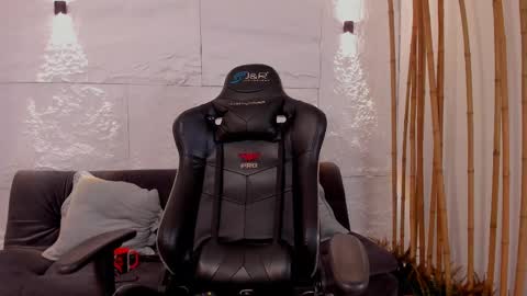 Snapshot of dreammr1 chatting on 02-13-25, 03:14 cris online show from 02-13-25, 03:14