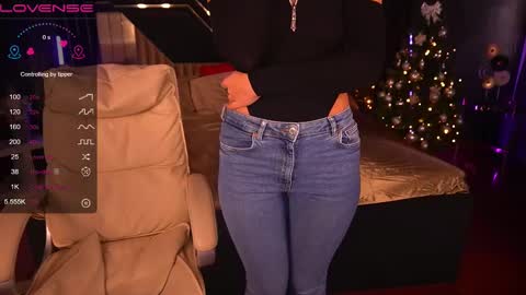 Lina online show from 12-12-24, 07:41