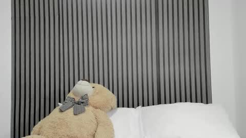 Dulce  online show from 10-31-25, 01:23