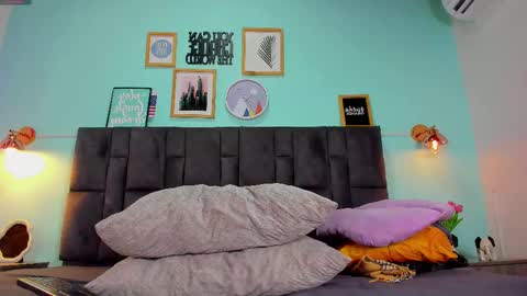 DULCE AURORA online show from 02-20-25, 02:51