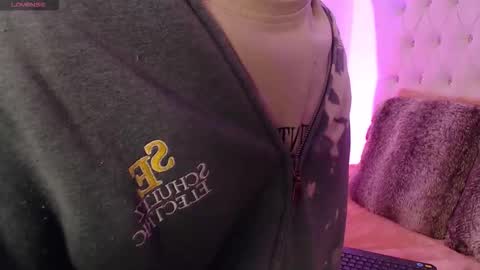 Dulcey online show from 11-13-25, 04:11