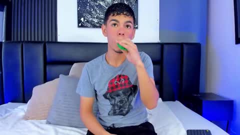 Snapshot of duolust chatting on 09-19-25, 01:01 Thomas and Noah online show from 09-19-25, 01:01