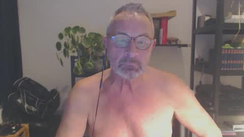 Snapshot of dutchpear chatting on 01-16-25, 05:55 DutchPear online show from 01-16-25, 05:55