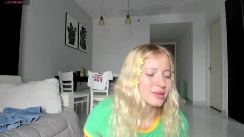 Snapshot of e___lisa chatting on 01-05-25, 04:58 fansly - yourbestbaby online show from 01-05-25, 04:58