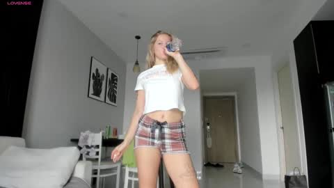 Snapshot of e___lisa chatting on 01-09-25, 02:22 fansly - yourbestbaby online show from 01-09-25, 02:22