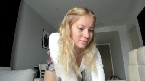 Snapshot of e___lisa chatting on 01-26-25, 02:35 fansly - yourbestbaby online show from 01-26-25, 02:35