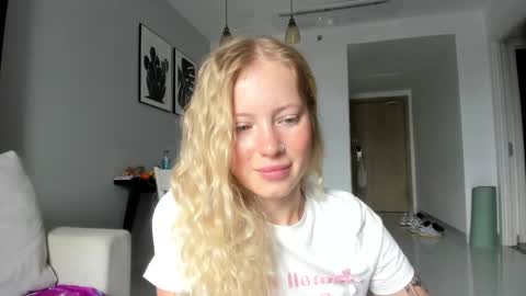 Snapshot of e___lisa chatting on 02-15-25, 03:09 fansly - yourbestbaby online show from 02-15-25, 03:09