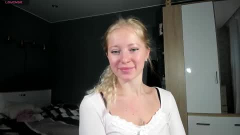 Snapshot of e___lisa chatting on 03-09-25, 04:05 fansly - yourbestbaby online show from 03-09-25, 04:05