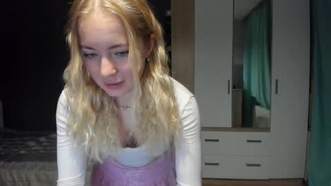 Snapshot of e___lisa chatting on 12-20-25, 04:08 fansly - yourbestbaby online show from 12-20-25, 04:08