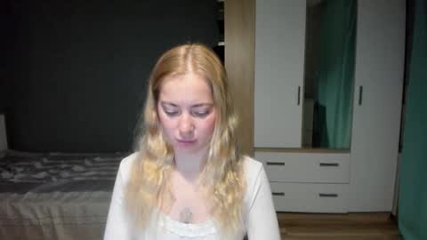 Snapshot of e___lisa chatting on 12-22-25, 03:58 fansly - yourbestbaby online show from 12-22-25, 03:58