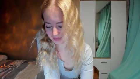 Snapshot of e___lisa chatting on 01-17-26, 04:17 fansly - yourbestbaby online show from 01-17-26, 04:17