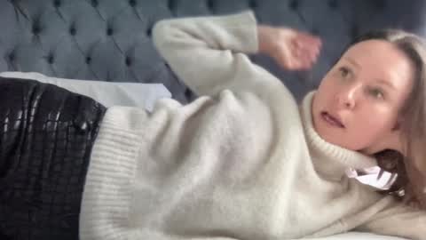 Snapshot of eatmypie69 chatting on 01-16-25, 09:05 Nadia Ferreira online show from 01-16-25, 09:05