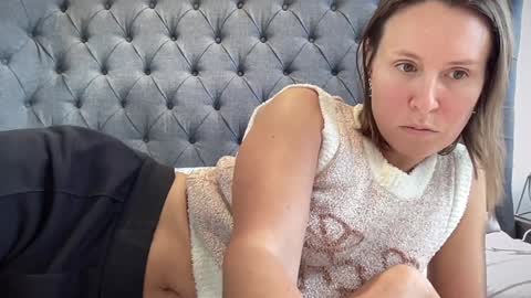 Snapshot of eatmypie69 chatting on 10-15-25, 08:47 Nadia Ferreira online show from 10-15-25, 08:47