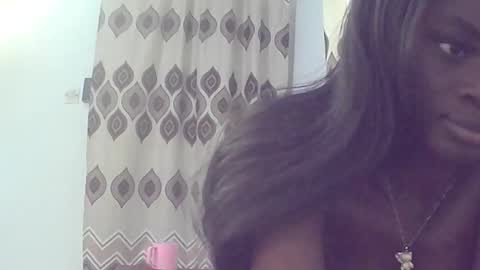 Snapshot of ebonypetiti chatting on 10-04-25, 01:42 queen online show from 10-04-25, 01:42