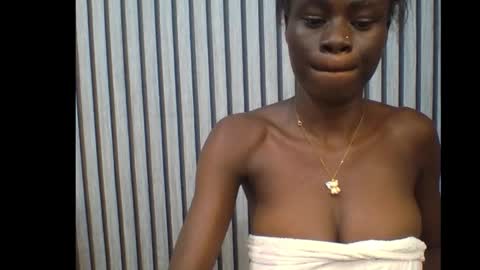 Snapshot of ebonypetiti chatting on 10-12-25, 01:59 queen online show from 10-12-25, 01:59