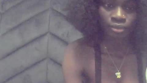 Snapshot of ebonypetiti chatting on 10-12-25, 09:47 queen online show from 10-12-25, 09:47