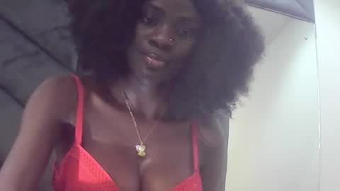 Snapshot of ebonypetiti chatting on 10-15-25, 12:11 queen online show from 10-15-25, 12:11
