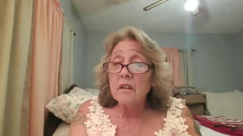 Snapshot of ecbubbles4769 chatting on 03-25-26, 01:44 Lovebug1960 online show from 03-25-26, 01:44