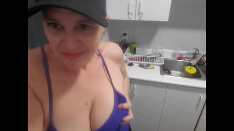 Snapshot of edgeofinsanity13 chatting on 02-26-25, 08:33 Angel online show from 02-26-25, 08:33