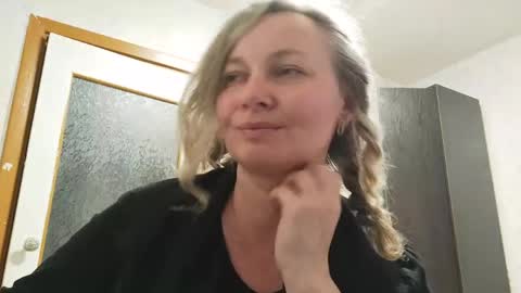 Snapshot of edithmanning chatting on 05-13-26, 06:05 edithmanning online show from 05-13-26, 06:05